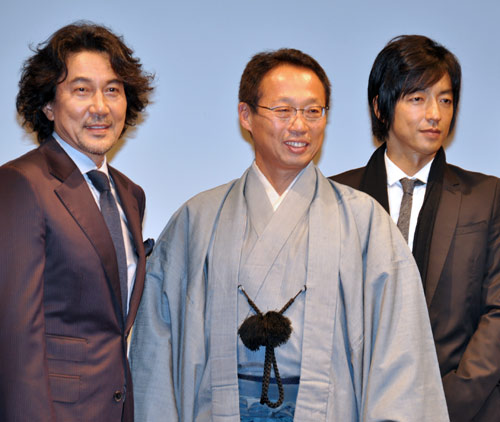 左から役所広司、岡田武史、大沢たかお