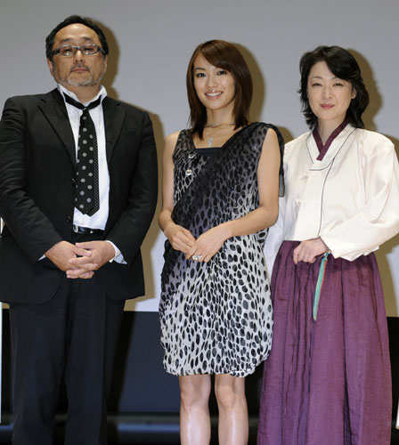 左から井上春生監督、内山理名、黒田福美