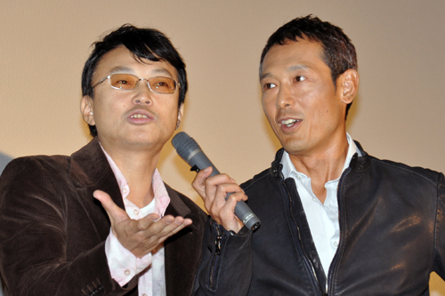 会場の雰囲気に圧倒された“おじさん”俳優の相島一之（左）と鶴見辰吾（右）