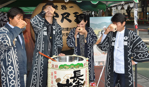 鏡割りした銘酒を飲む出席者たち。左から国本雅広監督、高良健吾、谷村美月、藤井フミヤ