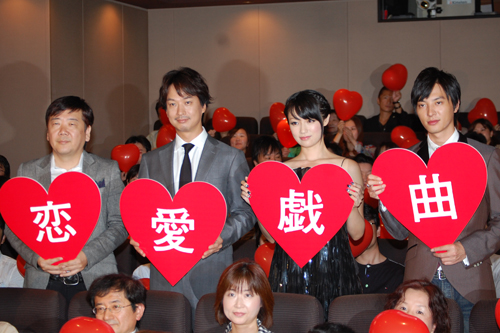 写真左から鴻上尚史監督、椎名桔平、深田恭子、塚本高史