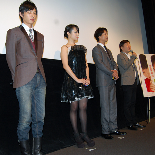 写真左から塚本高史、深田恭子、椎名桔平、鴻上尚史監督
