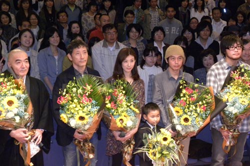 左から玄侑宗久、小林薫、ともさかりえ、山口拓、スネオヘアー、加藤直輝監督