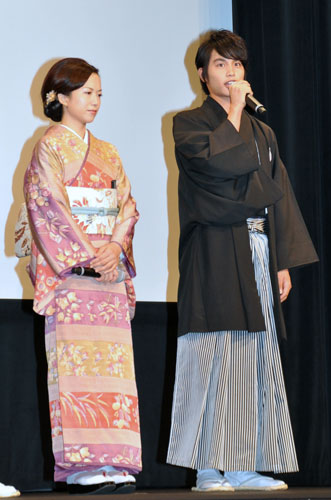 和久井映見（左）と中村蒼（右）