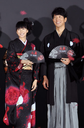 紙で模した紅葉が舞うなか、笑顔を浮かべる柴咲コウ（左）と佐々木蔵之介