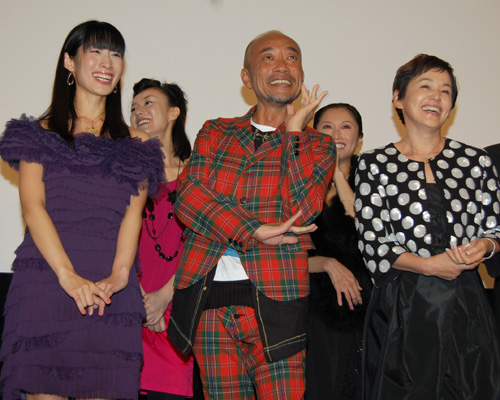 写真前列左から佐藤寛子、竹中直人、大竹しのぶ。後列左から東風万智子、井上晴美