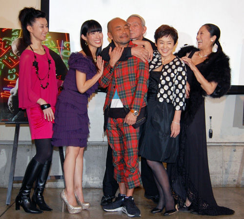 写真左から東風万智子、佐藤寛子、竹中直人、宍戸錠、大竹しのぶ、井上晴美