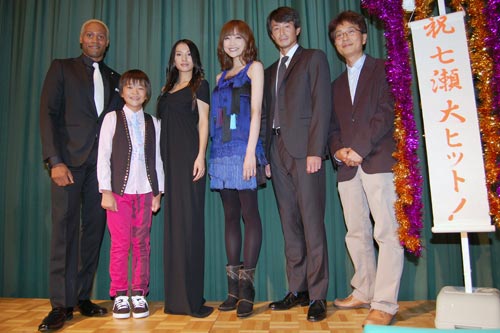 写真左からダンテ・カーヴァー、今井悠貴、芦名星、佐藤江梨子、吉田栄作、小中和哉監督