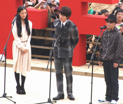 昼の回で舞台挨拶した蒼井優（左）、岡田将生（中央）、廣木隆一監督（右）