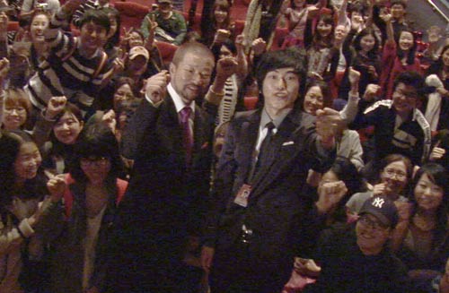 映画祭の観客たちと記念撮影した木村祐一監督（左）と村上純（右）