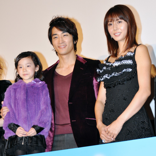 写真左から芦田愛菜、ソン・スンホン、松嶋菜々子