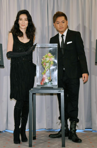 萬田久子と仁科克基。中央は飴細工でできた映画公開の記念オブジェ