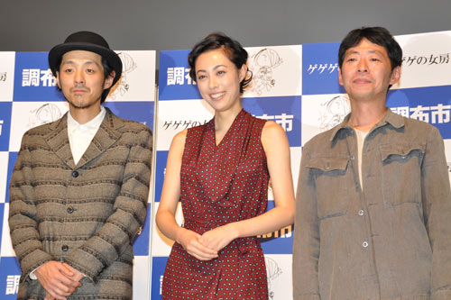 左から宮藤官九郎、吹石一恵、鈴木卓爾