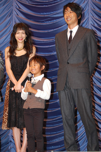親子役を演じた3人。左から長谷川京子、加藤清史郎、大沢たかお