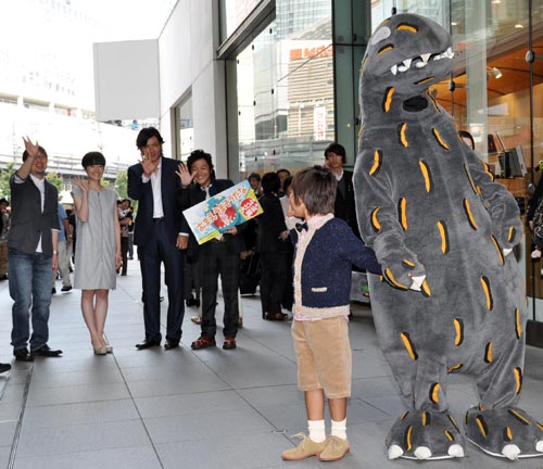 みんなに見送られ、次の劇場へと向かう加藤清史郎と恐竜のハート