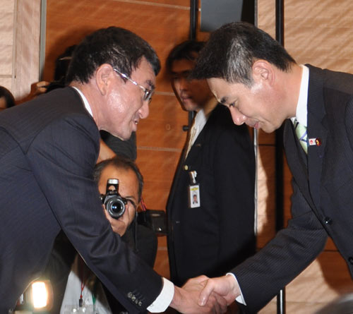 去り際に河野太郎議員（左）と握手を交わした前原誠司外務大臣（右）
