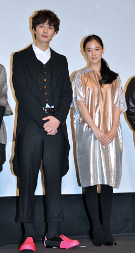 岡田将生（左）と蒼井優（右）