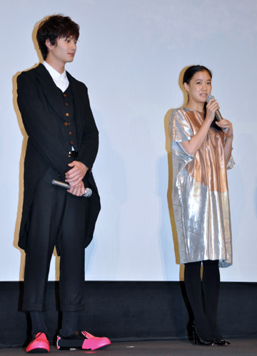 岡田将生（左）と蒼井優（右）