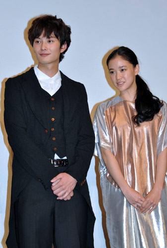 岡田将生（左）と蒼井優（右）