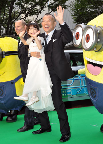 笑福亭鶴瓶と、彼に抱っこされる芦田愛菜。左はプロデューサーのクリス・メレダンドリ