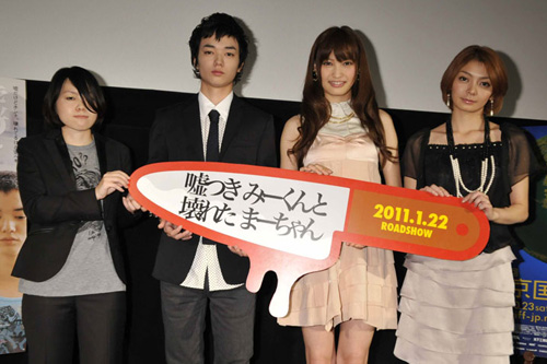 写真左から瀬田なつき監督、染谷将太、大政絢、田畑智子