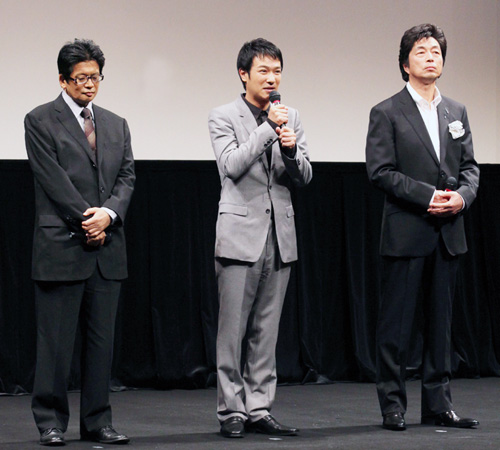 舞台挨拶に登壇した森田芳光監督（左）、堺雅人（中央）、中村雅俊（右）