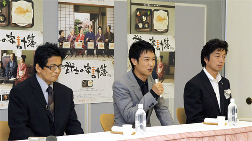 記者会見に臨む森田芳光監督（左）、堺雅人（中央）、中村雅俊（右）