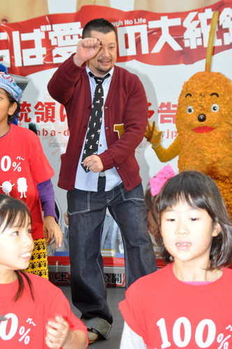 子どもたちと一緒に踊るケンドーコバヤシ