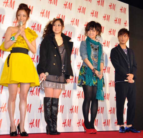 上戸彩のオススメファッションをまとった女子高生（左から2人目）と、成宮寛貴のオススメファッションをまとった女子高生（左から3人目）