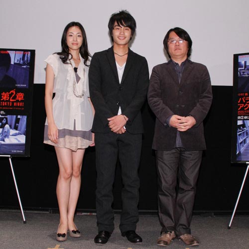 写真左から青山倫子、中村蒼、長江俊和監督