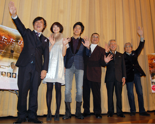 手を振る登壇者たち。左から塩屋俊監督、MINJI、鈴木亮平、財津一郎、藤村俊二、犬塚弘
