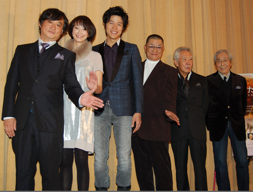 写真左から塩屋俊監督、MINJI、鈴木亮平、財津一郎、藤村俊二、犬塚弘