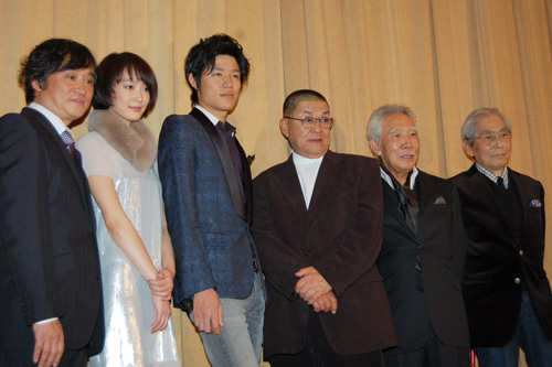 写真左から塩屋俊監督、MINJI、鈴木亮平、財津一郎、藤村俊二、犬塚弘