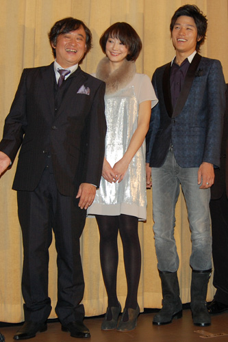 写真左から塩屋俊監督、MINJI、鈴木亮