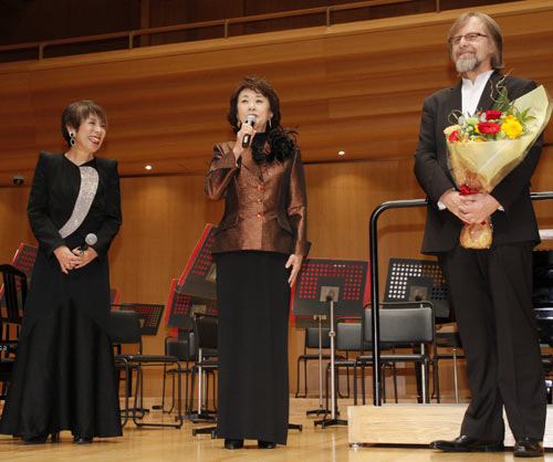 左から松井久子監督、吉行和子、ヤン・A.P.カチュマレク
