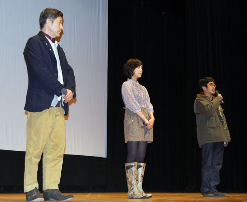 左から小林薫、谷村美月、熊切和嘉監督