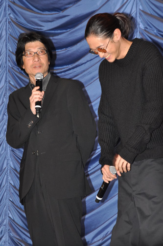 笑いが止まらない窪塚洋介（右）と阪本順治監督（左）