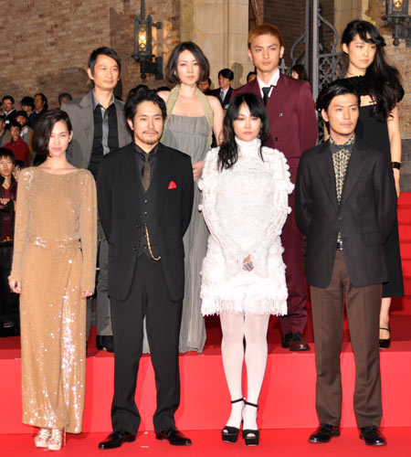 前列左から水原希子、松山ケンイチ、菊地凛子、玉山鉄二。後列左からトラン・アン・ユン監督、霧島れいか、高良健吾、初音映莉子