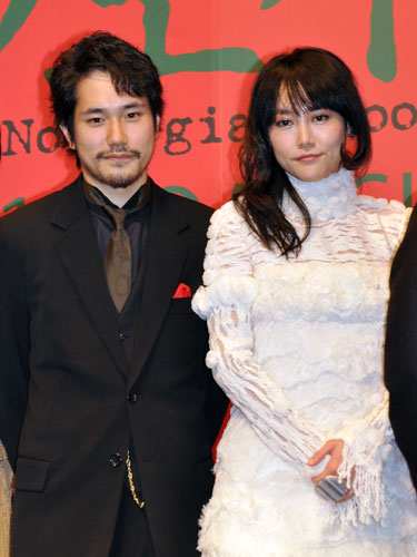 松山ケンイチ（左）と菊地凛子（右）