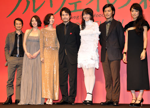 左からトラン・アン・ユン監督、霧島れいか、水原希子、松山ケンイチ、菊地凛子、玉山鉄二、初音映莉子