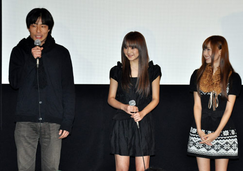 左から吉岡睦雄、浜田翔子、希志あいの
