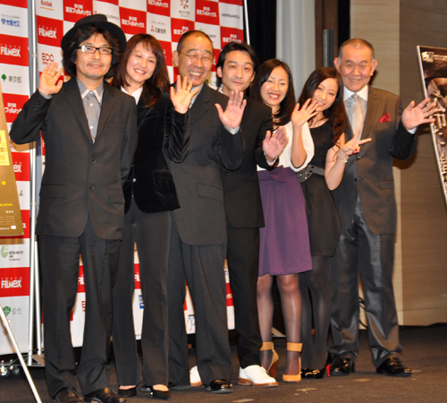 写真左から園子温監督、黒沢あすか、でんでん、吹越満、神楽坂恵、梶原ひかり、渡辺哲