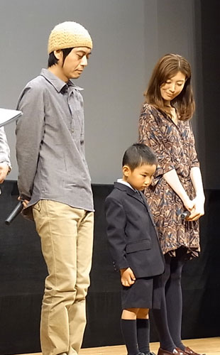 家族を演じたスネオヘアー（左）と子役の山口拓（中）、ともさかりえ（右）
9月に行われた福島県での上映会の様子