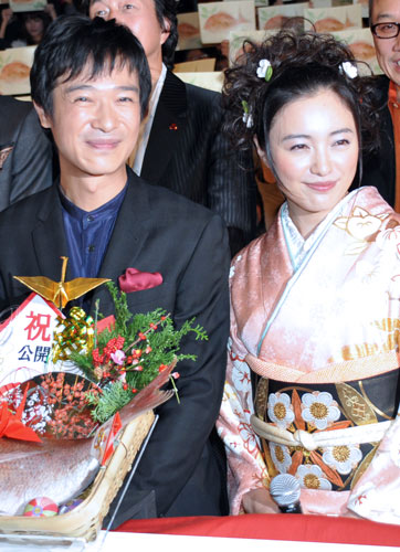 堺雅人（左）と仲間由紀恵（右）