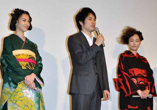 左から水原希子、松山ケンイチ、菊地凛子