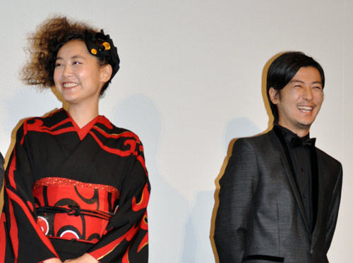 菊地凛子（左）と松山ケンイチ（右）