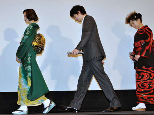 降壇するキャストたち。左から水原希子、松山ケンイチ、菊地凛子