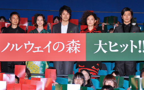 左からトラン・アン・ユン監督、水原希子、松山ケンイチ、菊地凛子、玉山鉄二
