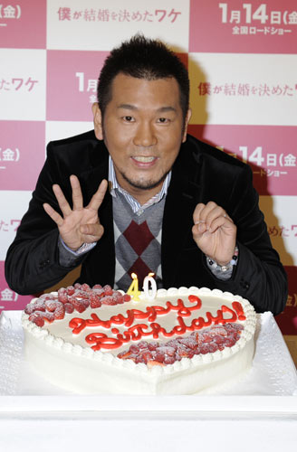 一足早い誕生日を祝ってもらった藤本敏史