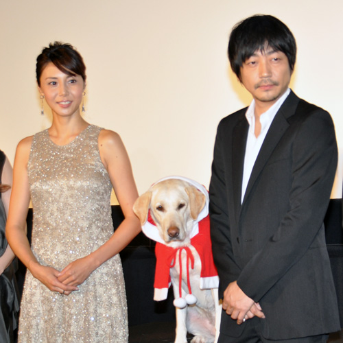 写真左から松嶋菜々子、ラッキー役を演じた犬のマム、大森南朋